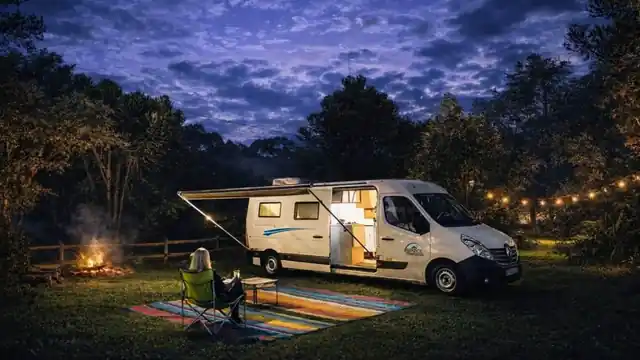 Motorhome New para aluguel em Belo Horizonte — acampamento à noite, Trip BH