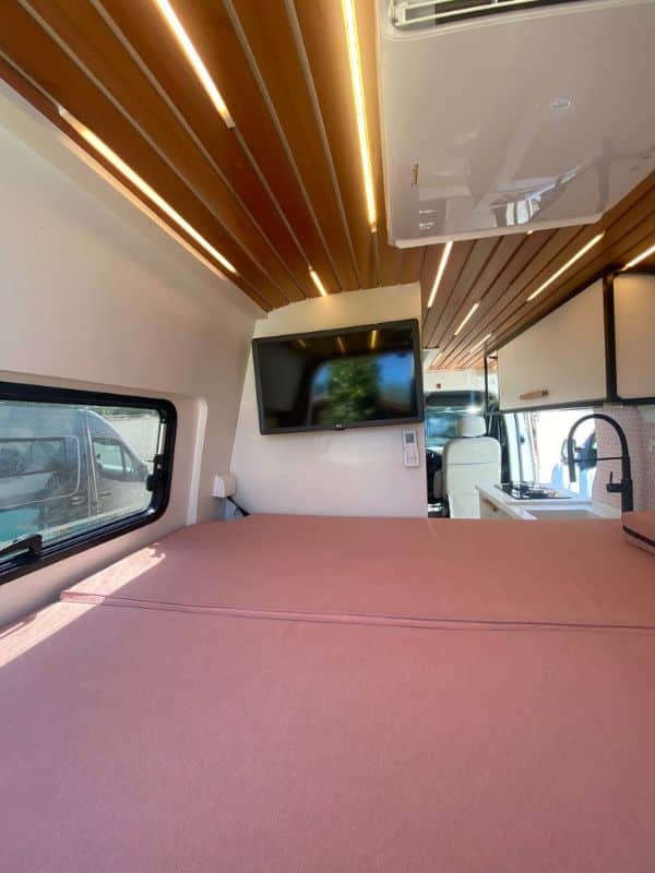 Cama com TV frontal