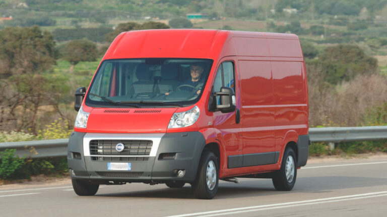 Van Fiat Ducato vermelha em movimento em estrada, usada como imagem destacada do artigo