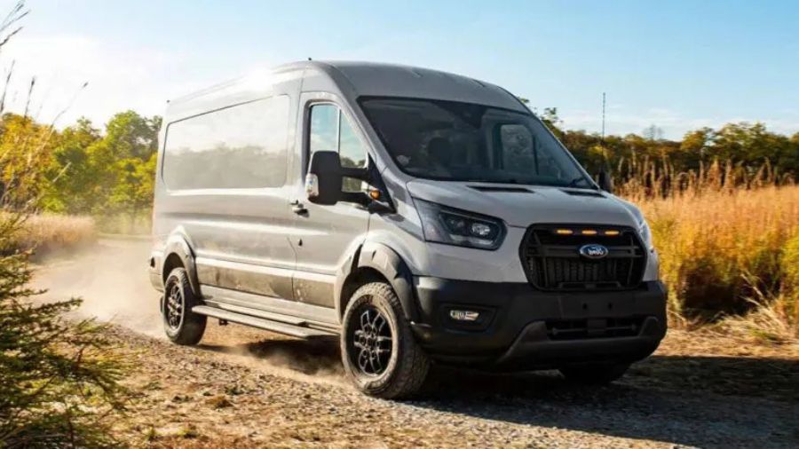 Van para transporte de passageiros trafegando por estrada de terra em área rural, usada como imagem ilustrativa no artigo