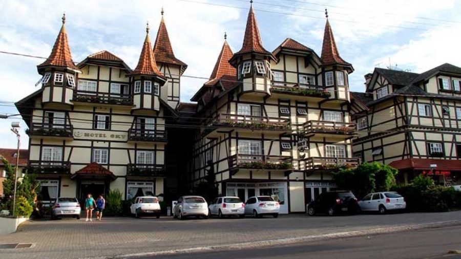 Prédio em estilo europeu na cidade de Gramado, na Serra Gaúcha, representando parada cultural em roteiro de motorhome