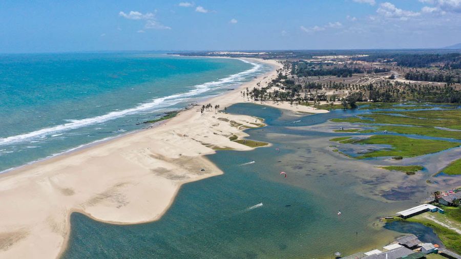 Vista aérea de praia e dunas em Jericoacoara, Ceará, como destaque da Rota das Emoções em roteiro de motorhome