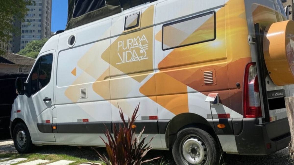 Motorhome branco com adesivo “Pura Vida” estacionado em área urbana, usado como imagem destacada do artigo